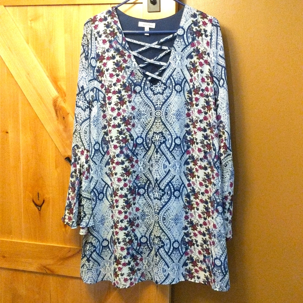 Dress with flared sleeves and criss-cross front